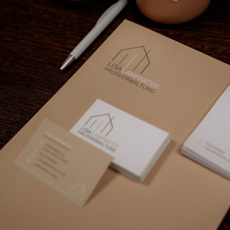 Büromaterial Mappe in beige, Visitenkarten auf der Vorderseite weiß mit Logo, die Rückseite ist beige mit Adressdaten